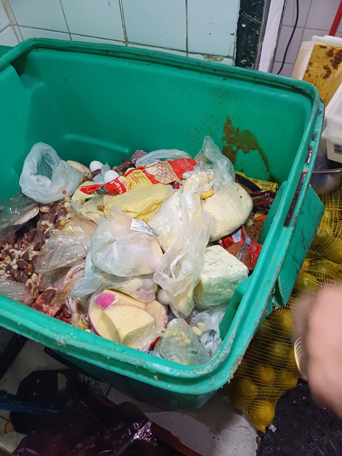 Delegacia do Consumidor interdita restaurante no Méier e 100 kg de produtos impróprios para consumo são descartados
